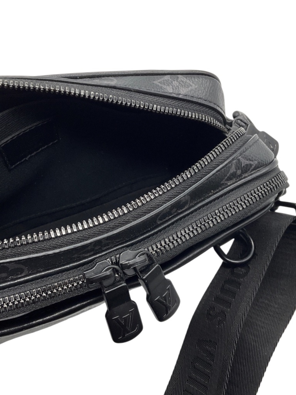 LOUIS VUITTON BLACK MONOGRAM CANVAS AND LEATHER ALPHA MESSENGER BAG - Picture 12 of 13